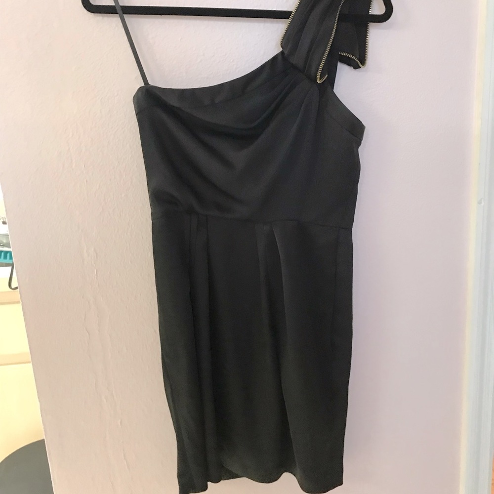 BCBG MAXAZRIA Little Black Dress Zipper Shoulder Accent, Size 04 Mini, like NEW